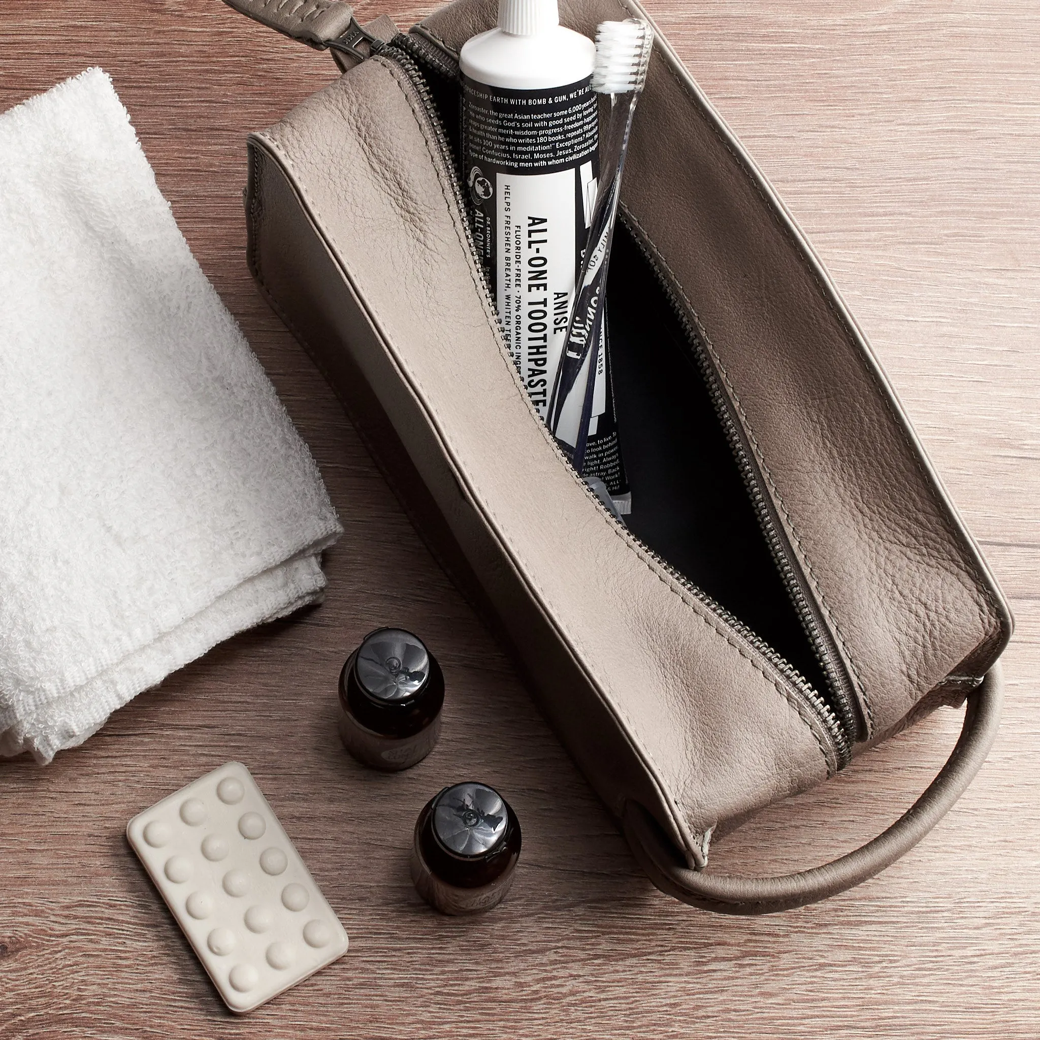 Barber Toiletry · Grey