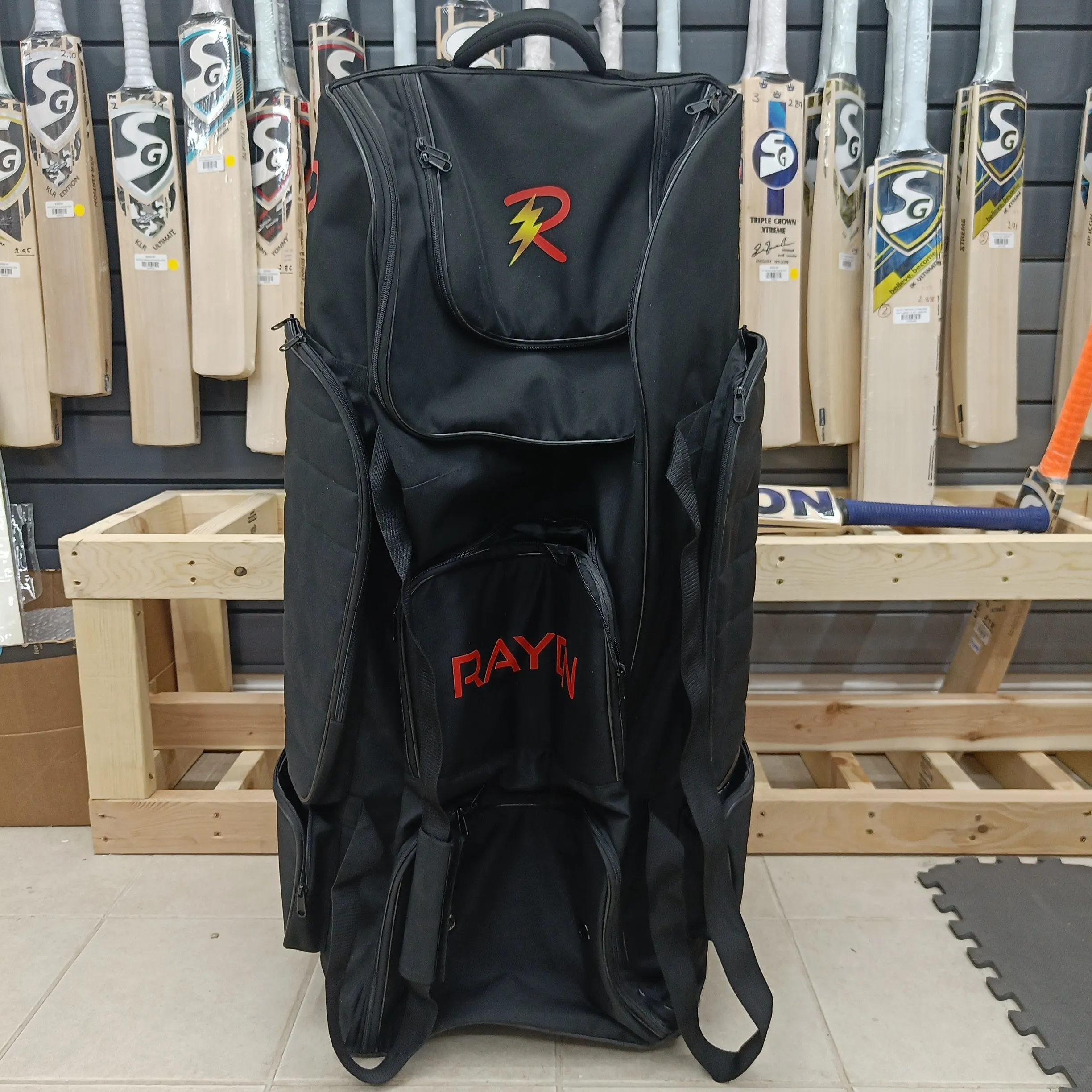 Raydn Players Wheelie Premium Adult Cricket Kit Bag (Navy Blue / Black)